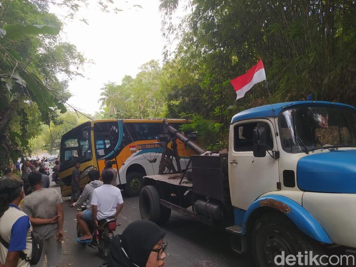 Proses evakuasi bus yang terguling di Jalan Borobudur-Tempuran, Magelang, Senin (7/8/2023) sore.