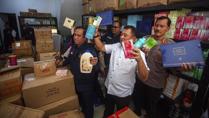 Dirreskrimsus Polda Kepri Kombes Pol Nasriadi (kanan) bersama Kepala Balai POM Batam Musthofa Anwari (kiri) memperlihatkan sejumlah barang bukti produk impor ilegal yang disita di kawasan pertokoan Greenland, Batam, Kepulauan Riau, Senin (7/8/2023). Ditreskrimsus Polda Kepri bersama BPOM menyita sebanyak 113.817 produk kosmetik dan pangan olahan impor yang masuk secara ilegal dan tidak memiliki izin edar.