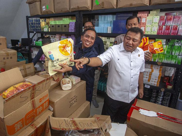 Ratusan Ribu Produk Kosmetik dan Pangan Olahan Impor Ilegal di Batam Disita!
