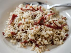 Resep Nasi Daging Asap Bumbu Bawang yang Praktis Pakai Rice Cooker