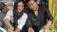 Setelah sukses dengan bisnis katering Kambing Guling Ajib, kini Denny Caknan membuka restoran bernama Balungannan. Foto: detikcom/Riska Fitria