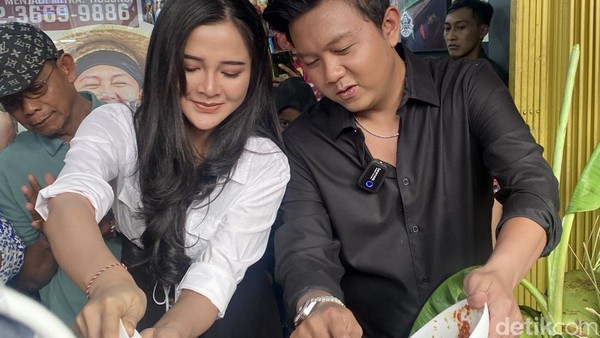 Romantisnya Denny Caknan dan Bella Bonita Saat Makan Soto Bareng