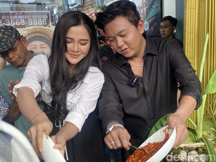 Romantisnya Denny Caknan dan Bella Bonita Saat Makan Soto Bareng