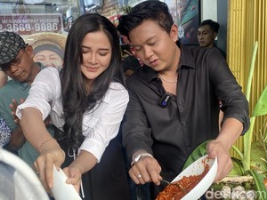 Resmikan Restoran Baru, Denny Caknan Tumpengan Bareng Bella Bonita