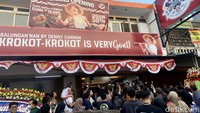Denny Caknan menceritakan bahwa dipilihnya olahan kambing sebagai menu di restorannya karena dirinya merupakan pencinta daging kambing. Foto: detikcom/Riska Fitria