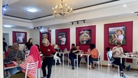 Pasalnya restoran tersebut dilengkapi dengan foto-foto Denny Caknan, sehingga bisa jadi spot foto. Restorannya pun dicat dengan warna cerah, memadukan warna putih dan merah muda. Foto: detikcom/Riska Fitria
