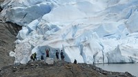 Begitu banyak yang datang untuk melihat gletser dan keajaiban Juneau lainnya sehingga perhatian langsung kota ini adalah bagaimana mengelola semuanya karena jumlah rekor diharapkan tahun ini. Tapi perubahan iklim mencairkan Gletser Mendenhall. Itu surut begitu cepat sehingga pada tahun 2050, mungkin tidak lagi terlihat dari pusat pengunjung yang pernah menjulang di luar.