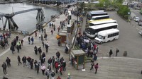 Deretan bus siap mengantar pengunjung pergi ke wisata favorit di wilayah itu.