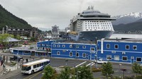 Kapal pesiar berlabuh di pusat kota Juneau, Alaska. Saat Gletser Mendenhall terus surut, turis membanjiri Juneau. Rekor jumlah penumpang kapal pesiar diharapkan tahun ini di kota berpenduduk sekitar 30.000 orang.