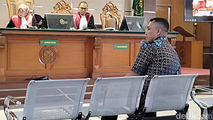 Sekdishub Kota Bandung Khairul Rijal saat jadi saksi kasus suap Bandung Smart City