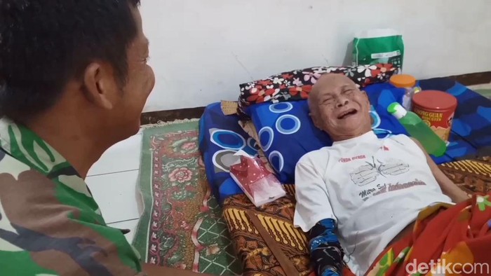 Sersan Mayor Emang bin Mali, mantan pejuang kemerdekaan yang kini berusia 100 tahun.
