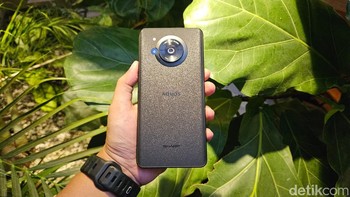 Sharp menyokong Aquos R7S dengan chipset Snapdragon 8 Gen 1 yang dipasangkan dengan RAM 12GB dan storage 256GB. Kapasitas penyimpanannya bisa ditambah menggunakan microSD hingga 1TB. Foto: Adi Fida Rahman/detikINET