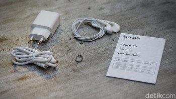 Deretan aksesori yang disertkan dalam paket penjualan, paling menarik earphone. Sebab aksesori ini sudah jarang diberikan oleh vendor lain. Foto: Adi Fida Rahman/detikINET