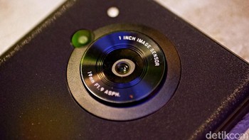 Sharp Aquos R7s membawa kamera utama 47,2 MP dengan lensa setara 19mm dengan bukaan f/1,9. Sensor ini tak main-main ukurannya, yaitu 1 inch atau sama dengan sejumlah kamera compact premium. Foto: Adi Fida Rahman/detikINET