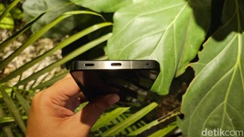 Sementara di bagian bawah terdapat port USB Type C dan speaker. Foto: Adi Fida Rahman/detikINET