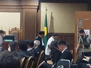 Lukas Enembe Minta Izin ke Toilet, Sidang Kasus Suap Diskors