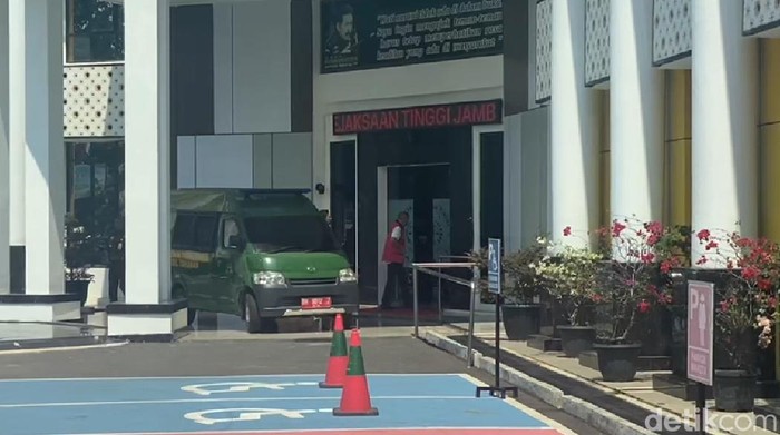 Suasana Kejati Jambi saat eks Dirut Bank Jambi diperiksa