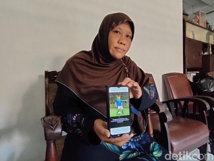 Sulistyawati menunjukkan foto suaminya, Sadmoko Budi Sulistyo, yang meninggal ditabrak mobil di Wates. Foto diambil di rumah korban, Kedunggong, Wates, Senin (7/8/2023).