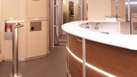 Mini bar di kereta cepat Jakarta-Bandung. Sekaligus tempat mencari membeli makanan.Foto: Dok. PT KCIC