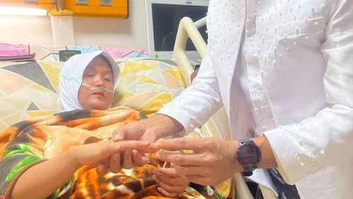 Sersan Kepala (Serka) Ceni Hidayat menikahi kekasihnya Ira Kurniawati di RSUD Bima, Minggu (6/8/2023).