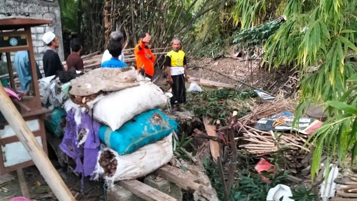 tiga Titik Tanggul Sungai di Lamongan Sliding