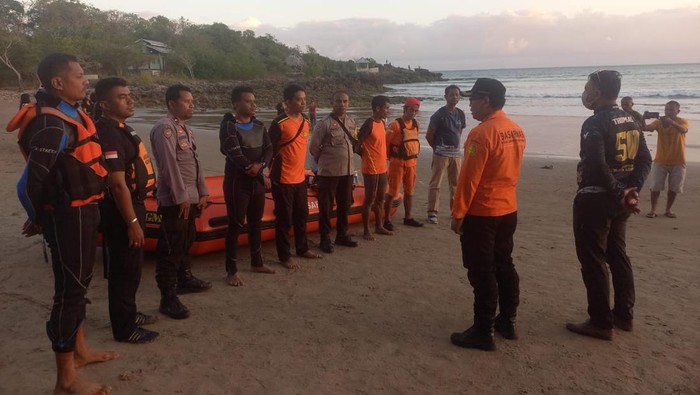 Tim SAR gabungan saat akan mencari Martin Kauk (60) yang hilang. Martin ditemukan tewas tenggelam di Pantai Puru, Kabupaten Kupang, NTT, Minggu malam (6/8/2023).