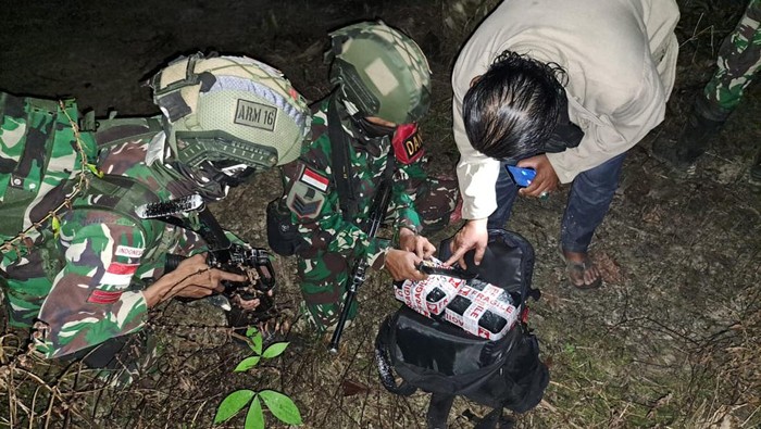 TNI menggagalkan penyelundupan 10 Kg sabu dari Malaysia di Sanggau, Kalbar.