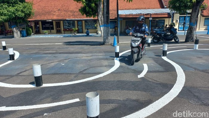 Ujian praktik SIM C dengan lintasan Huruf S di Bojonegoro.