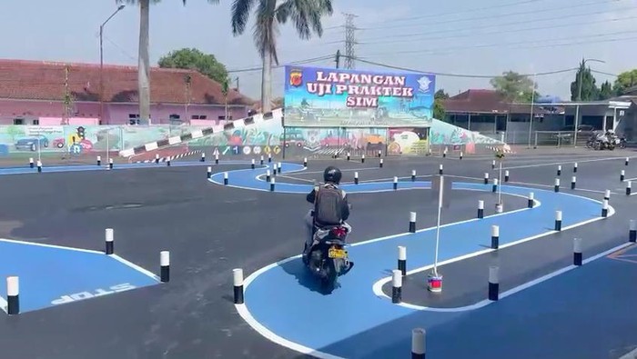 Ujian praktik SIM C metode baru di Polres Cimahi