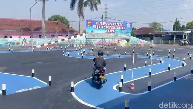 Ujian praktik SIM C terbaru sudah mulai berlaku. Aturan ini berkaitan dengan adanya lintasan baru untuk digunakan saat ujian praktik pembuatan SIM.