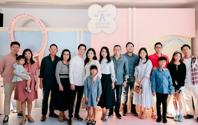 Valencia mengaku bahagia hamil anak pertama sebulan setelah menikah. “One month into our marriage, God gave us the most wonderful gift. Feeling so thankful, happy and blessed. Baby girl, we can’t wait to meet you this coming January 2024. Know that you are loved and that you will always have mom and dad rooting for you,” tulisnya di Instagram. Foto: Instagram @valenciatanoe