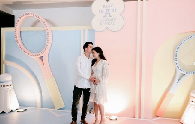 Pesta gender reveal digelar secara unik dengan tema badminton. Nuansa pastel dan putih menjadi pilihan. Foto: Instagram @valenciatanoe
