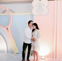 Pesta gender reveal digelar secara unik dengan tema badminton. Nuansa pastel dan putih menjadi pilihan. Foto: Instagram @valenciatanoe