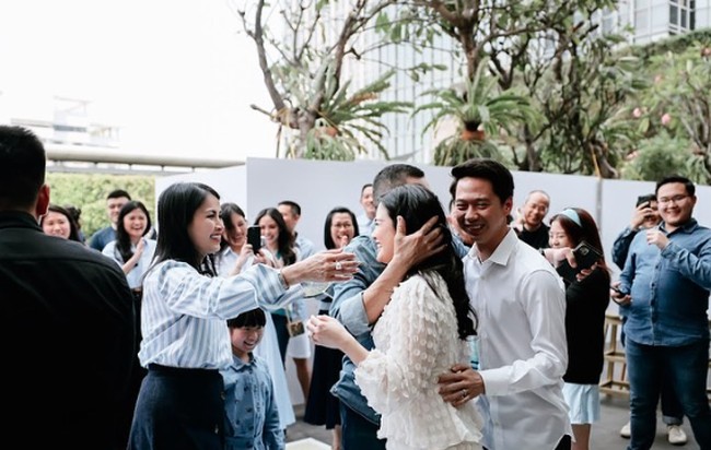 Keunikan dari pesta gender reveal yang digelar Valencia Tanoesoedibjo dan Kevin Sanjaya ketika acara bulutangkis. Di mana Kevin memukul shuttlecock yang dilempar Valencia kemudian keluar serbuk berwarna pink menandakan jenis kelamin perempuan. Foto: Instagram @valenciatanoe