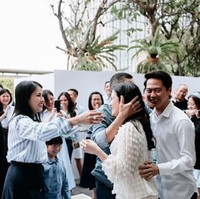 Keunikan dari pesta gender reveal yang digelar Valencia Tanoesoedibjo dan Kevin Sanjaya ketika acara bulutangkis. Di mana Kevin memukul shuttlecock yang dilempar Valencia kemudian keluar serbuk berwarna pink menandakan jenis kelamin perempuan. Foto: Instagram @valenciatanoe