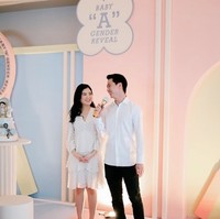 Valencia Tanoesoedibjo dan Kevin Sanjaya kompak memakai busana serasi warna putih. Valencia terlihat cantik dengan dress putih yang simple tapi elegan. Foto: Instagram @valenciatanoe