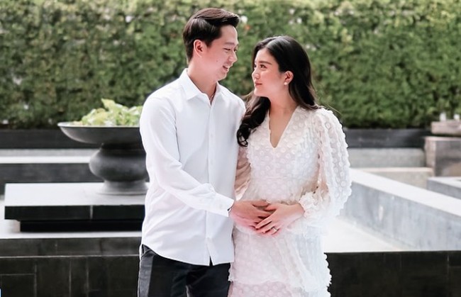 Kini mereka sedang berbahagia menanti calon buah hati tercinta yang berinisial ‘A’ dengan jenis kelamin perempuan. Selamat ya Valencia Tanoesoedibjo dan Kevin Sanjaya. Foto: Instagram @valenciatanoe