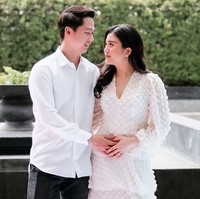 Kini mereka sedang berbahagia menanti calon buah hati tercinta yang berinisial ‘A’ dengan jenis kelamin perempuan. Selamat ya Valencia Tanoesoedibjo dan Kevin Sanjaya. Foto: Instagram @valenciatanoe