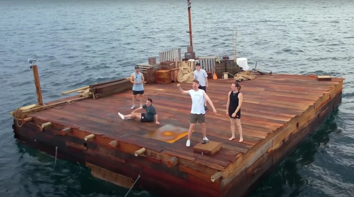 YouTuber kondang asal Amerika, Jimmy Donaldson alias Mr. Beast, baru-baru ini bikin konten yang cukup membahayakan dirinya. Bersama dengan tim, ia sengaja hidup di tengah laut selama tujuh hari.