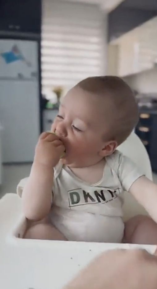 Viral Ekspresi Gemas Bayi Coba Makan Kiwi, Ditonton 11 Juta Kali!