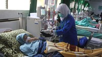 Petugas memeriksa pasien yang menjalani pengobatan cuci darah (Hemodialisa) di Rumah Sakit Saiful Anwar (RSSA), Malang, Jawa Timur, Senin (7/8/2023).  