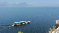 Tak puas melihat pemandangan di sisi danau, traveler juga dapat berkeliling dengan perahu lho. Perahu ini dapat disewa dengan harga yang variatif. Traveler juga dapat melakukan tawar menawar kepada pengelola perahu. (Weka Kanaka/detikcom)