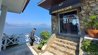 Nongkrong di kafe dengan pemandangan permadani biru? Tampaknya akan menyenangkan. Pengalaman itu dapat traveler nikmati dengan berkunjung ke View Deck Cafe. Tempat ini merupakan sebuah kafe dengan konsep seakan berada di deck kapal. Sehingga, tempat ini menyuguhkan pemandangan luas alam sekitar dari ketinggian. (Weka Kanaka/detikcom)