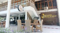 Merasa belum puas dengan jajanan ringan? Traveler juga dapat menikmati sajian lainnya di Istora Resto & Cafe. Dari tempat ini juga traveler tetap dapat melihat pemandangan sekitar. (Weka Kanaka/detikcom)