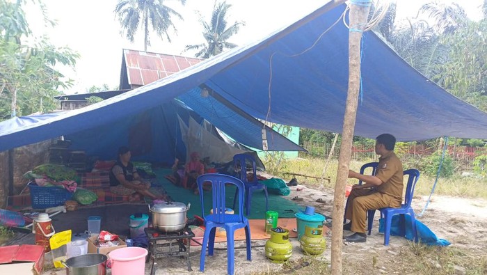 Warga terdampak gempa di Sigi, Sulteng mengungsi dan mendirikan tenda.