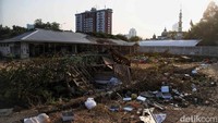 Sampah terlihat berserakan disejumlah titik.