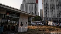 Bahkan dapur lapangan sisa COVID-19 itu terlihat sudah hancur dan tidak terawat.