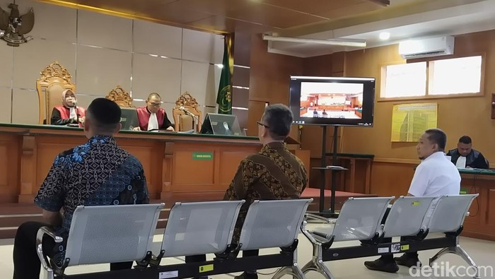 Yana Mulyana (kemeja putih) saat menjadi saksi sidang kasus Bandung Smart City