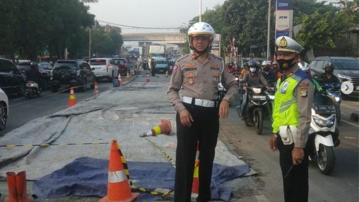 Ada Pengecoran Jalan di Jatiwaringin, Lalin Macet