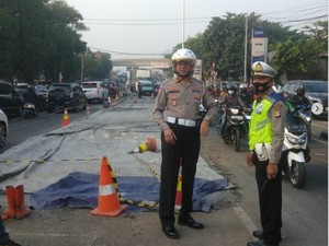 Ada Pengecoran Jalan di Jatiwaringin, Lalin Macet